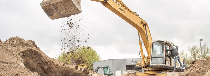 Rostock : une pelle sur chenilles de 25 tonnes drague sur le terrain de jeu de la pelleteuse Rostock