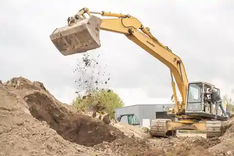Rostock: 25t chain excavator digging at the Rostock excavator playground