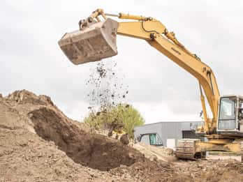 Rostock: 25t chain excavator digging at the Rostock excavator playground
