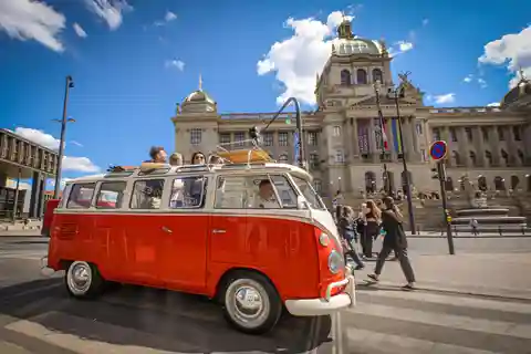 Praga: Tour panoramico privato in autobus originale VW Samba