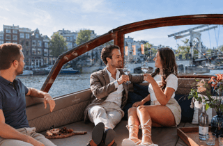 Amsterdam: 2-stündige luxuriöse Grachtenfahrt mit unbegrenzten Snacks