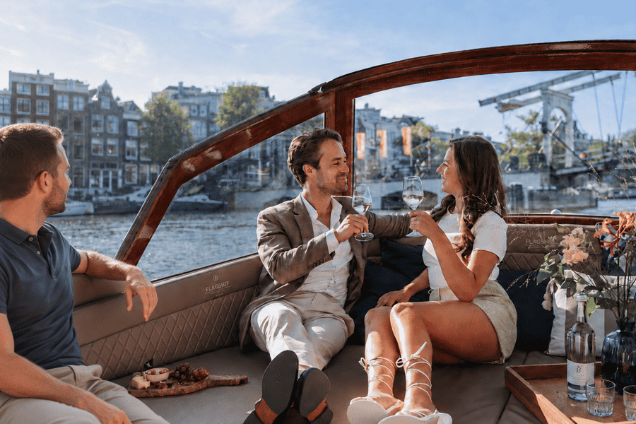 Amsterdam: 2-stündige luxuriöse Grachtenfahrt mit unbegrenzten Snacks. Foto: GetYourGuide Amsterdam: 2-stündige luxuriöse Grachtenfahrt mit unbegrenzten Snacks. Foto: GetYourGuide