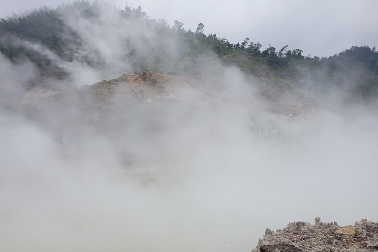 从日惹出发的日出西库尼尔山和迪恩高原之旅从日惹到日出 Sikunir 和 Dieng 高原之旅