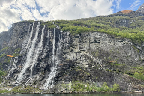 Passeio de bicicleta elétrica em Geiranger, Noruega