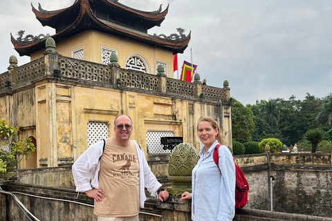 河内吉普车探索之旅：河内希尔顿、城堡、B52和火车站乘坐吉普车探索河内市