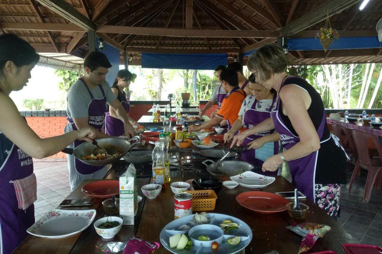 Krabi: Clase de Cocina en la Escuela de Cocina Thai Charm con Comida