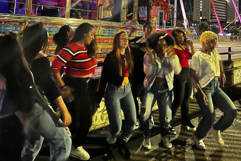 Medellin: visita all'anima della città con la tradizionale Chiva RumberaTOUR DELLA CITTÀ IN CHIVA RUMBERA TRADIZIONALE