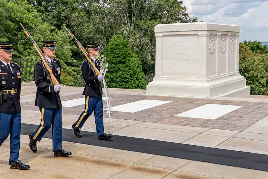 Arlington Cemetery mit dem Grabmal des unbekannten Soldaten und dem Grab von JFK. Foto: GetYourGuide Arlington Cemetery mit dem Grabmal des unbekannten Soldaten und dem Grab von JFK. Foto: GetYourGuide