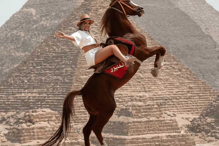 Pyramides, Sakkara et Memphis - Visite privée avec déjeunerVisite privée avec guide, transfert et déjeuner, à l&#039;exclusion des droits d&#039;entrée.