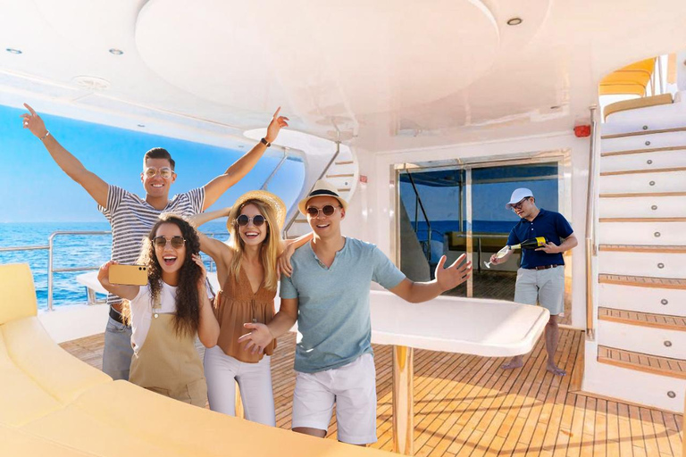 Dubai: Luxury Yacht Tour with Water Soft Drinks Dubai: Sunset Luxury Yacht Tour with Snack Box & Soft Drinks