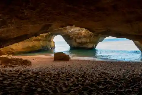 Benagil: Benagil Caves Sunrise Kayak Tour w/ Guide