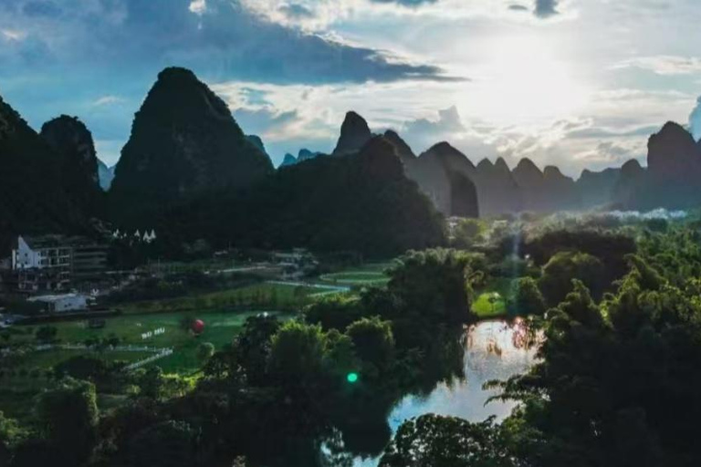 阳朔：天际线山脊、玉龙江和十里画廊阳朔：天际线山脊、玉龙河和十里画廊