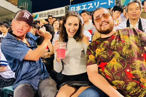 Tóquio: Jogo de basebol/futebol com um adepto local (com ingresso)