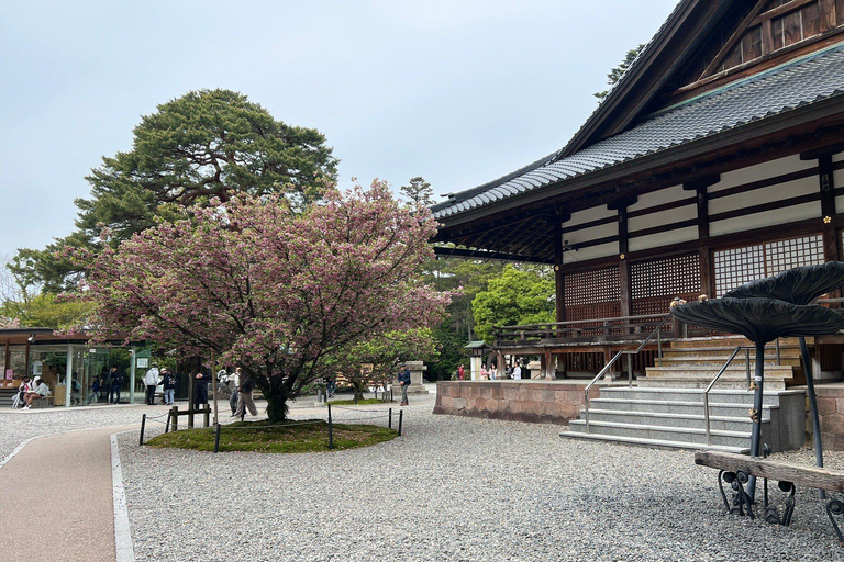 Kanazawa: Samurai, Castle & Geisha Private Bus Tour