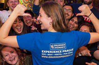 Prag: Drunken Monkey Kneipentour, 2 Stunden Open Bar & Duplex