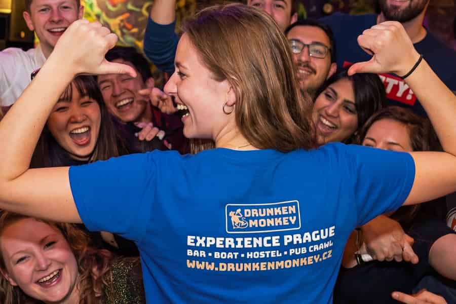 Prag: Kneipentour mit 2 Stunden offener Bar im Drunken Monkey. Foto: GetYourGuide