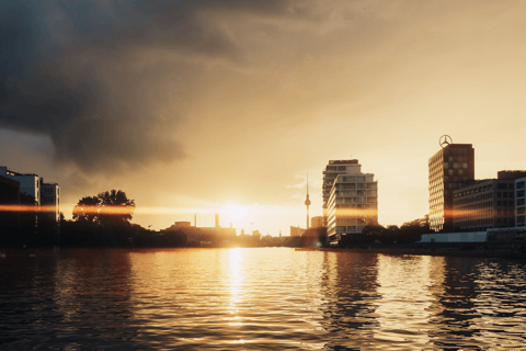 Berlin: 3-stündige Bierabend-Sightseeing-BootsfahrtBerlin: 3-stündige abendliche Sightseeing Bootstour