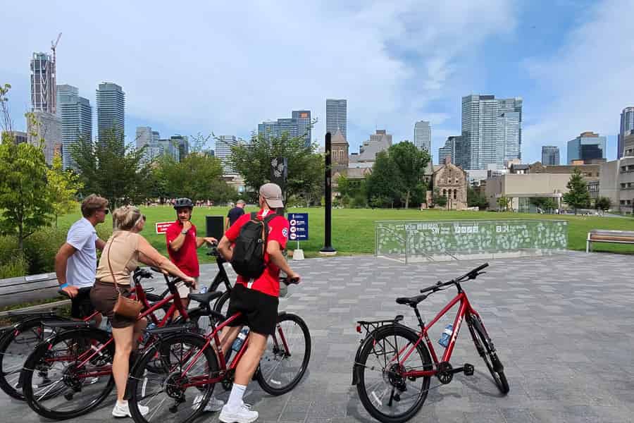 Fahrradtour zu den Highlights von Toronto: Sehenswürdigkeiten, Kultur und Kunst. Foto: GetYourGuide Fahrradtour zu den Highlights von Toronto: Sehenswürdigkeiten, Kultur und Kunst. Foto: GetYourGuide