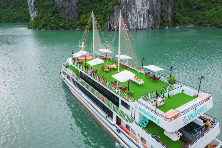 Hanoi till Halong Bay: Ny 5-stjärnig kryssning med buffé och jacuzziUpphämtning från HaNois gamla kvarter