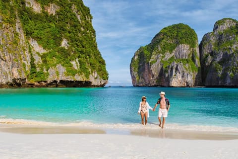 Phuket: Phi Phi Islands and Maya Bay Day Trip with Lunch
