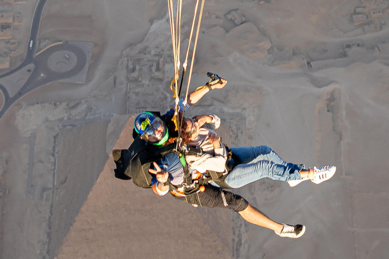 Fallschirmspringen über den großen Pyramiden in Kairo, Ägypten
