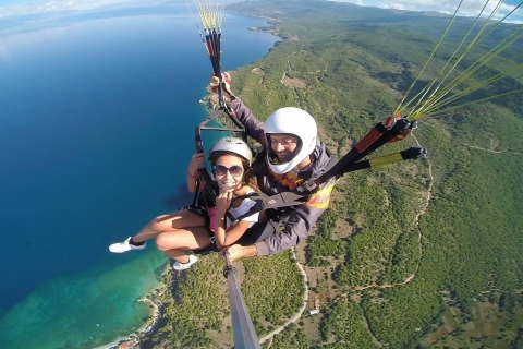 Paragliden op het meer van Ohrid
