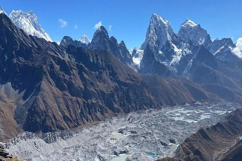 Von Lukla aus: 10 Tage Gokyo Lake &amp; Ri Trek mit Himalaya-Führer