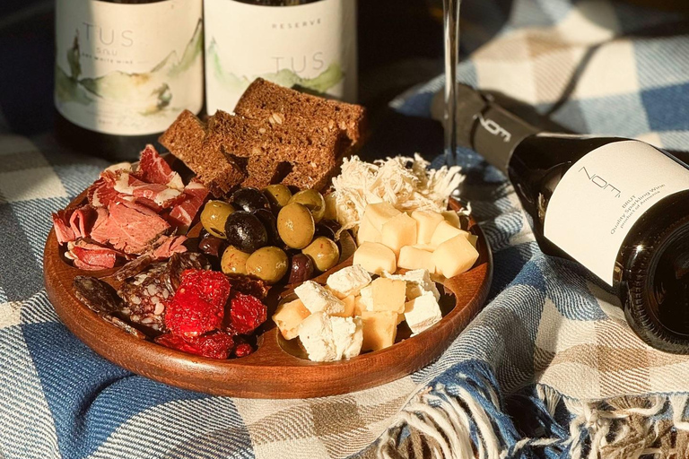 Yerevan: Wine Night Tour with Retro Car Transfers & Photos