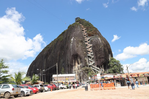 MEDELLIN: TOUR INGLÊS GUATAPE + PEÑOL VELHO + MALECON + BARCO RUMBERO