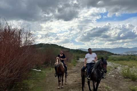 Elbasan, Albanie : balade a cheval avec vue sur le village