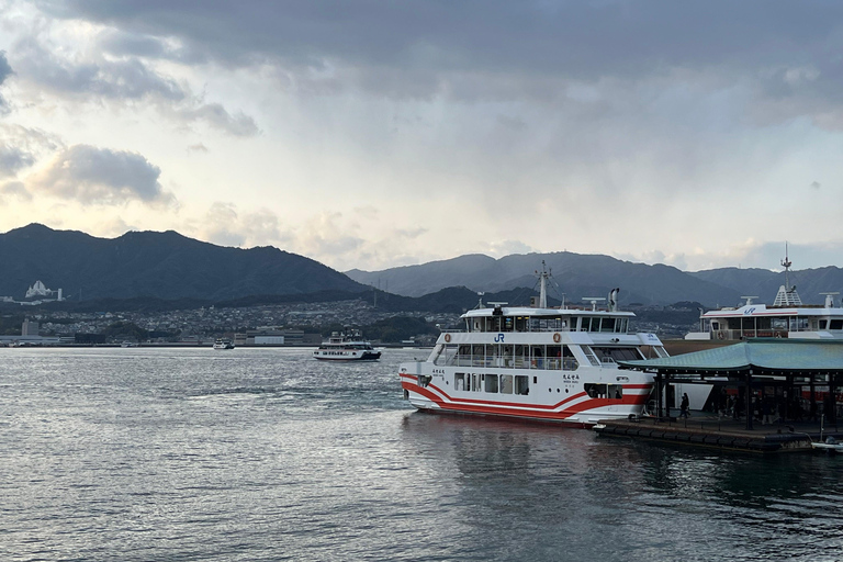 Hiroshima: visita al Parco del Memoriale della Pace e all&#039;Isola di MiyajimaHiroshima: persone con JR Pass o biglietti per il treno proiettile