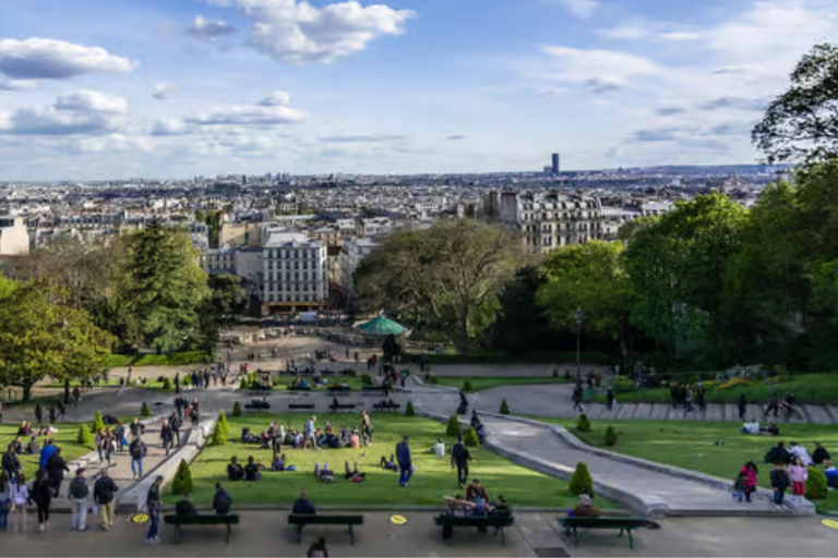 Paris: Notre-Dame Walking Tour with Complimentary Photos