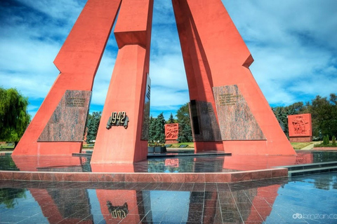 Kiszyniów: wycieczka po mieście i winnica Milesti Mici z degustacjąChisinau: City Tour and Milesti Mici Winery with Tasting