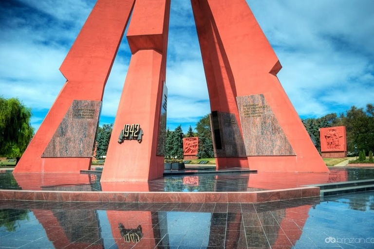 Kiszyniów: wycieczka po mieście i winnica Milesti Mici z degustacjąChisinau: City Tour and Milesti Mici Winery with Tasting