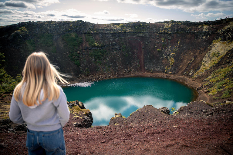 Reykjavík: Golden Circle, Secret Lagoon & Aurora Chase Tour with Pickup from Selected Locations