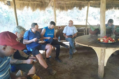 Excursion d&#039;une journée à la cascade de Ndoro avec bâton de randonnée