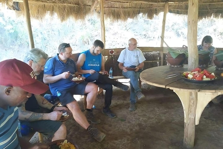 Escursione di un giorno alle cascate di Ndoro con il bastone da trekking