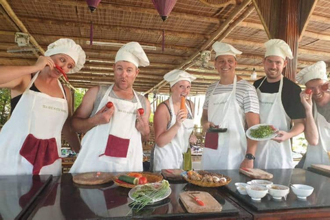 Hoi An: Market Trip, Basket Boat & Cooking Class with Locals Hoi An: Basket Boat, Market Tour & Eco Cooking at Local Home