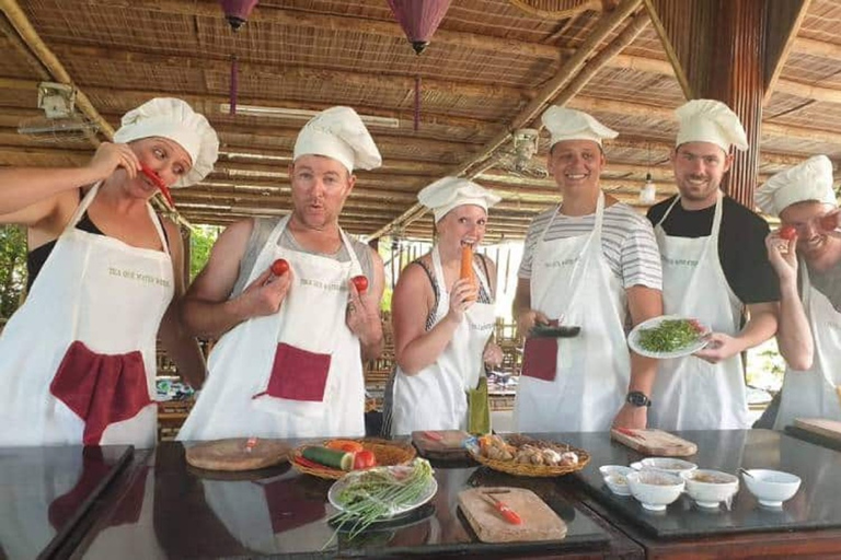 Hoi An: Market Trip, Basket Boat & Cooking Class with Locals Hoi An: Basket Boat, Market Tour & Eco Cooking at Local Home