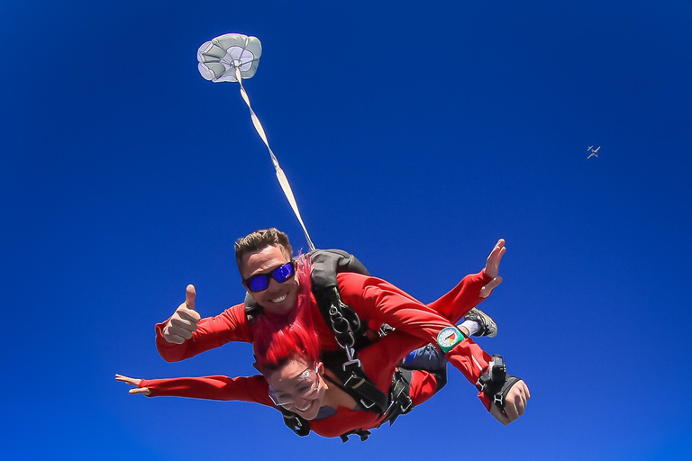 From Gold Coast: Tandem Skydive Byron Bay with Transfers Weekend Byron Bay Tandem Skydive + Gold Coast Transfer