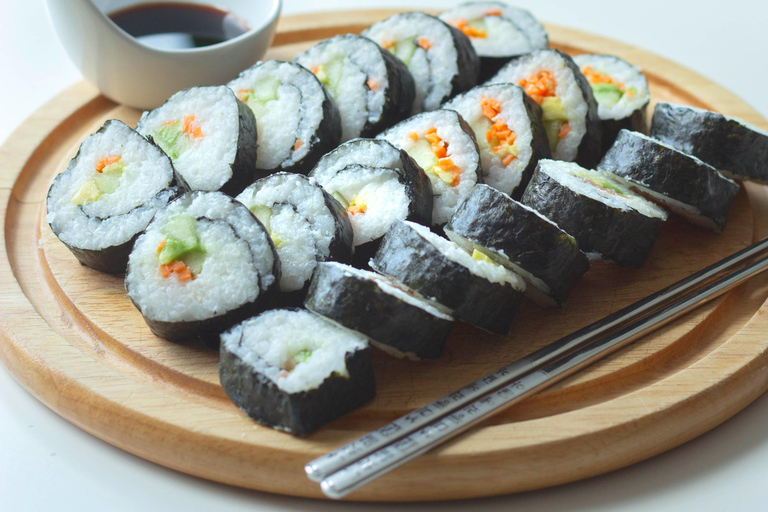 Boston: Clase de elaboración de sushi con un chef localBoston: Clase de preparación de sushi en una cervecería local