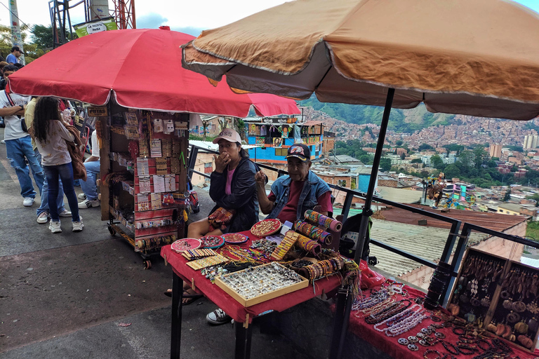 Medellín: Tour durch die Comuna 13, den Botero Park und den Metrocable mit einem lokalen Guide
