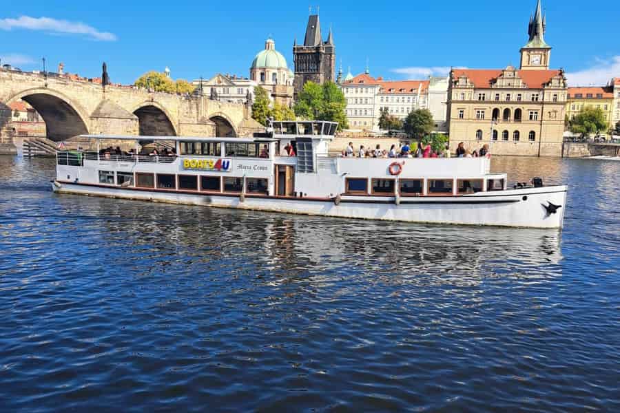 Abendliche Bootsfahrt durch Prag mit serviertem 3-Gänge-Menü. Foto: GetYourGuide Abendliche Bootsfahrt durch Prag mit serviertem 3-Gänge-Menü. Foto: GetYourGuide