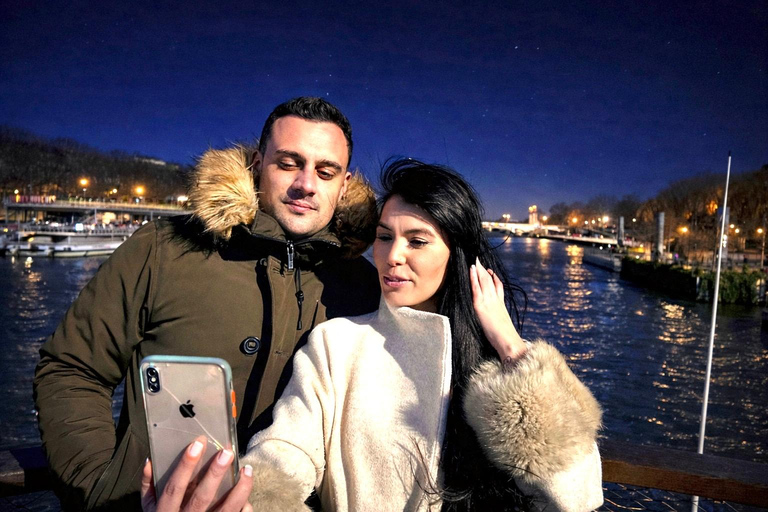 Paris: Day or Evening River Cruise with Musical Ambiance Paris: Evening River Cruise with Musical Ambiance & Postcard