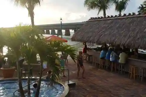 Florida Keys: Tiki Bar Crawl with Luau Party Favors