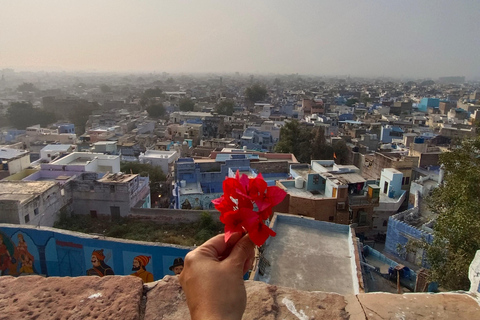 Excursão a pé pela cidade azul do patrimônio em Jodhpur.Caminhada e conversa sobre o patrimônio