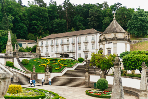 Desde Oporto: tour de día a Braga y Guimarães con almuerzoRecogida y regreso al hotel incluidos.