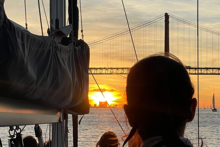 Lisboa:Sunset Sailing Tour at Tagus River with welcome drink