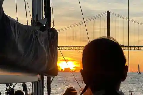 Lisboa:Sunset Sailing Tour at Tagus River with welcome drink