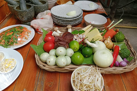 Krabi : Corso di cucina thailandese autentica con tour del mercato